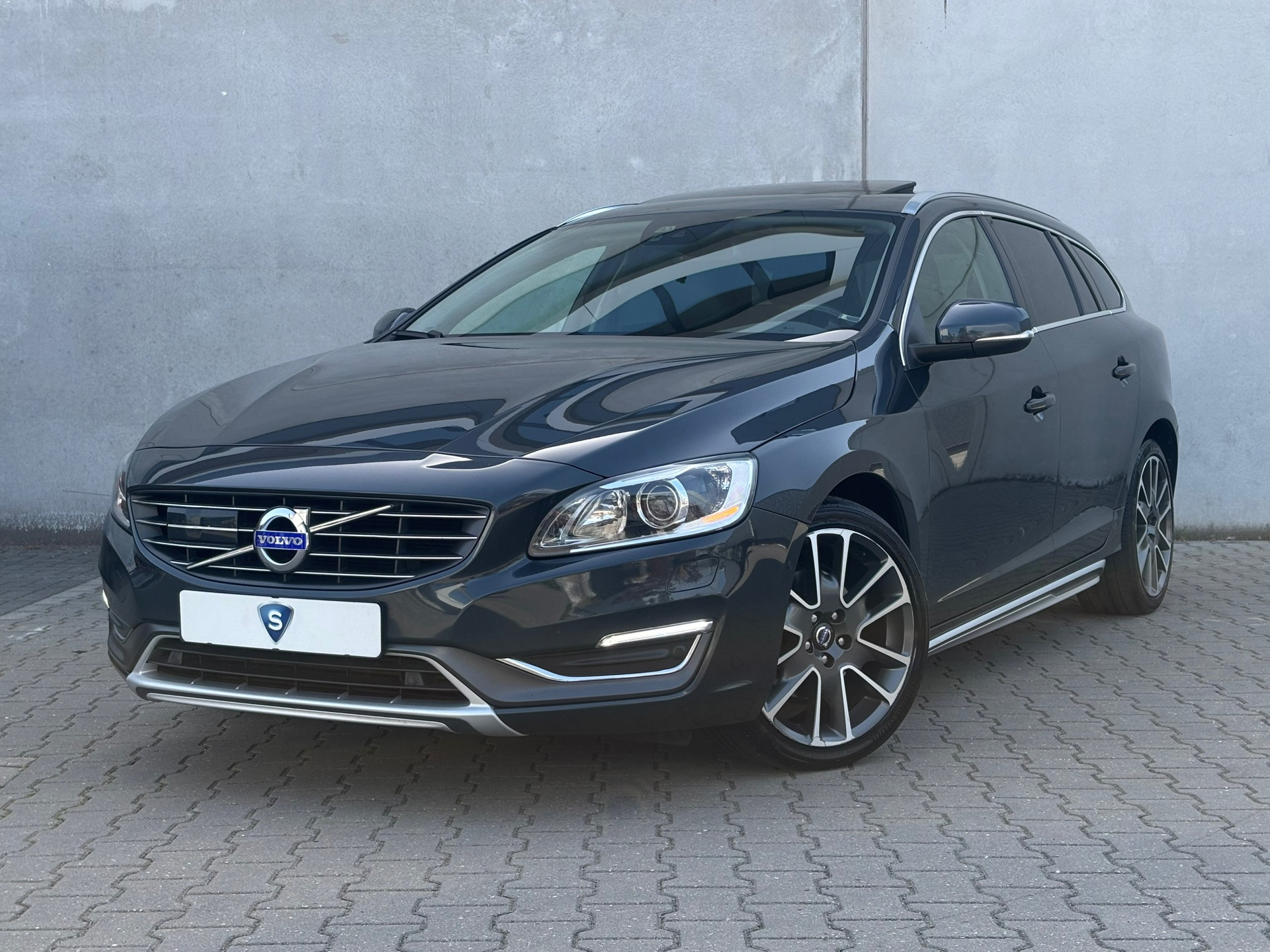 Volvo V60 2.0 T5 Summum Leder Navi Trekhaak 53662609-0.jpg | Autobedrijf Van Schijndel